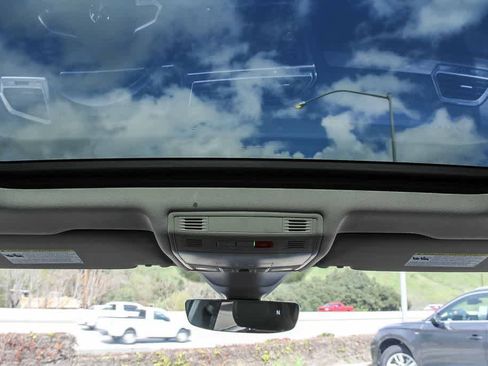 Used 2022 Volkswagen Tiguan SE w/ Panoramic Sunroof Package image 12