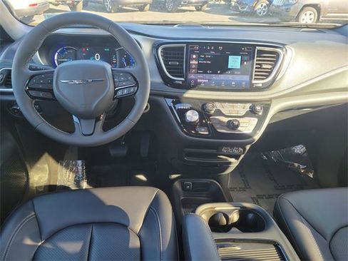 New 2023 Chrysler Pacifica Touring-L w/ S Appearance Package image 10