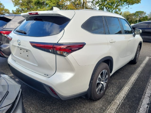 Used 2025 Toyota Highlander XLE FWD image 4