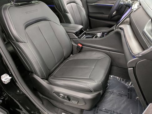 Used 2025 Jeep Grand Cherokee Overland AWD/4WD image 29