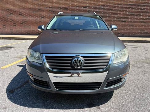 Used 2010 Volkswagen Passat Komfort FWD image 2