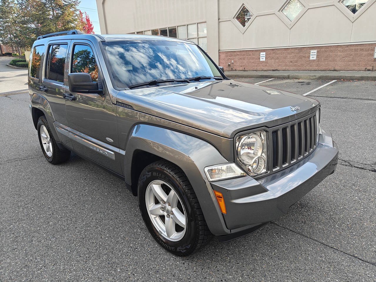 Used 2012 Jeep Liberty Sport AWD/4WD image 4