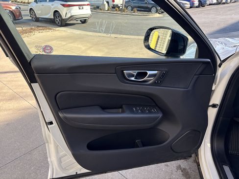 Used 2025 Volvo XC60 B5 Plus image 14