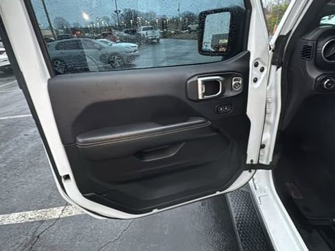 Used 2018 Jeep Wrangler Unlimited Sahara image 11