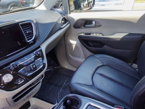 Used 2024 Chrysler Pacifica Limited FWD image 20