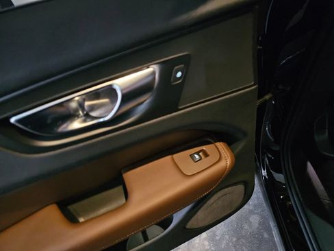 Certified 2025 Volvo XC60 B5 Ultra AWD/4WD image 14