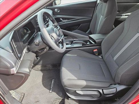 New 2025 Hyundai Elantra SE FWD image 4