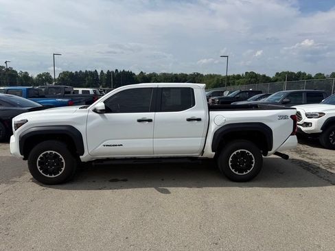 Used 2024 Toyota Tacoma TRD Off-Road AWD/4WD image 10