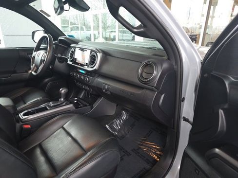 Used 2019 Toyota Tacoma Limited image 11