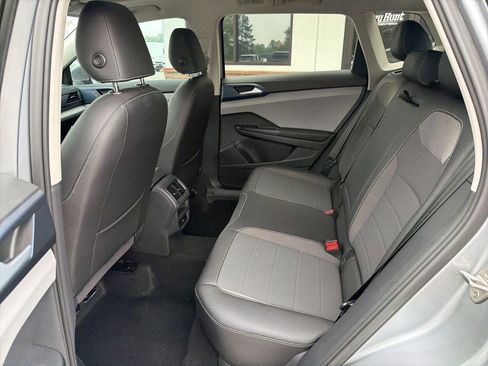 Used 2024 Volkswagen Taos SE w/ Panoramic Sunroof Package FWD image 5