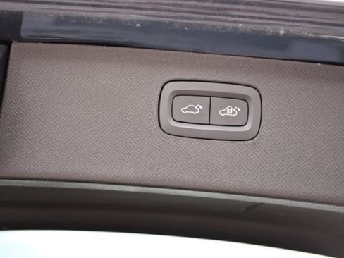 Certified 2025 Volvo XC90 B5 Plus image 28