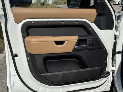 Used 2025 Land Rover Defender 110 X-Dynamic SE image 18