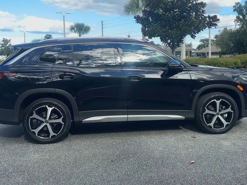 New 2025 Volkswagen Tiguan SE image 9