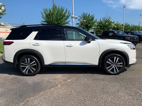 Used 2024 Nissan Pathfinder Platinum FWD image 2