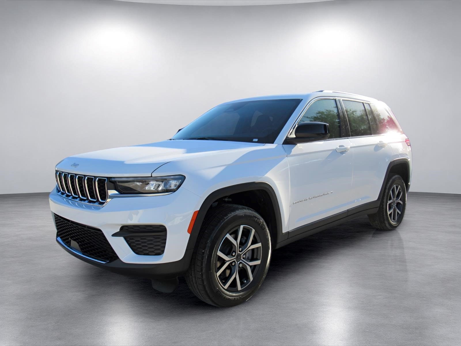 New 2027 Jeep Grand Cherokee Laredo RWD image 3