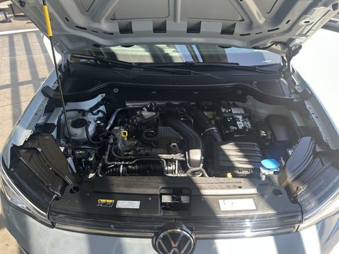 Used 2025 Volkswagen Taos SE AWD/4WD image 36