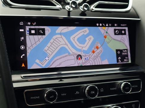 Used 2022 Bentley Bentayga AWD/4WD image 18