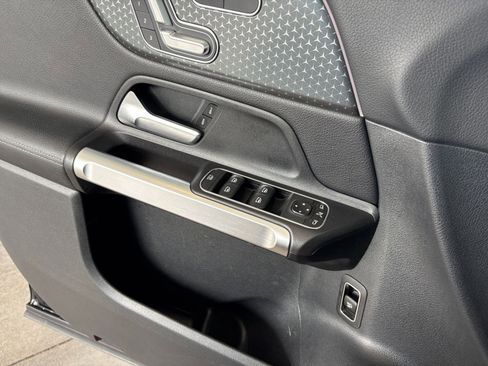 Used 2025 Mercedes-Benz GLB 250 image 18