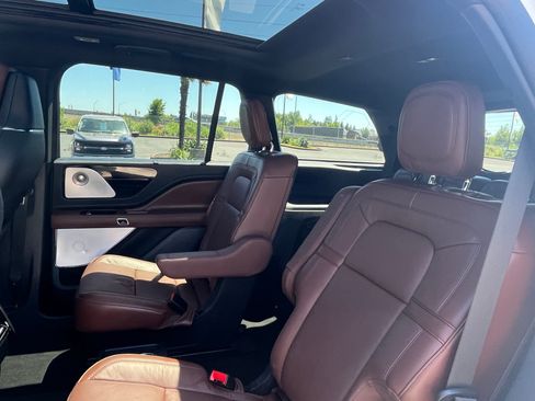 Used 2025 Lincoln Aviator Reserve w/ Luxury Package AWD/4WD image 12