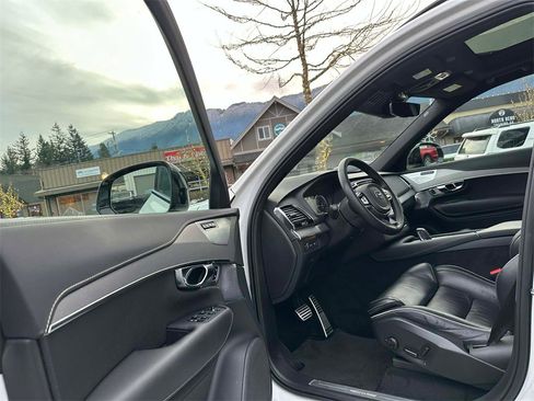 Used 2022 Volvo XC90 T8 R-Design w/ Advanced Package image 22