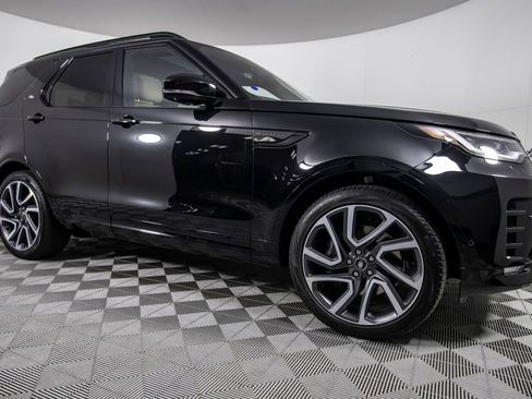 Used 2025 Land Rover Discovery Dynamic SE image 3