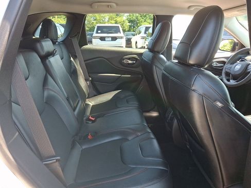 Used 2022 Jeep Cherokee Trailhawk w/ Comfort/Convenience Group AWD/4WD image 15
