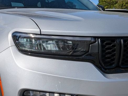 Used 2025 Jeep Grand Cherokee Limited w/ Luxury Tech Group II RWD image 9