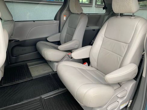 Used 2017 Toyota Sienna XLE Premium image 4