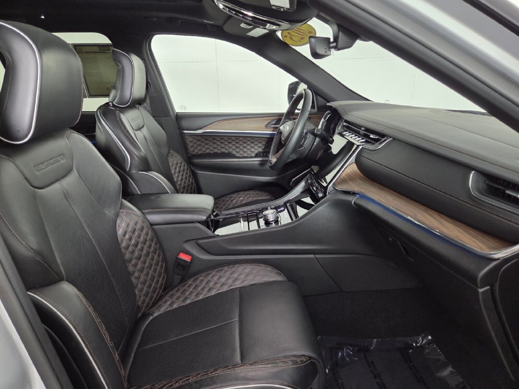 Used 2025 Jeep Grand Cherokee Summit w/ Obsidian Package AWD/4WD image 32