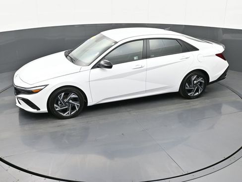 Certified 2025 Hyundai Elantra Sport image 31