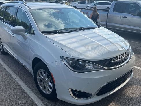 Used 2020 Chrysler Pacifica Touring-L w/ Advanced Safetytec Group FWD image 4