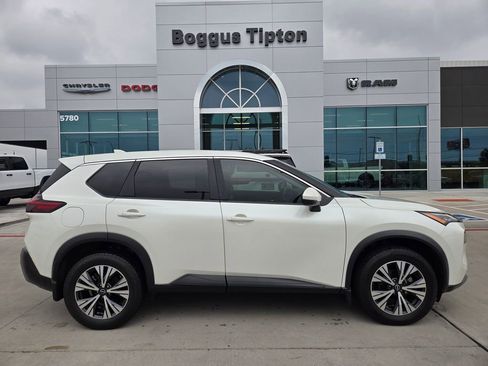 Used 2022 Nissan Rogue SV FWD image 2