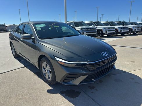 New 2026 Hyundai Elantra SE image 2