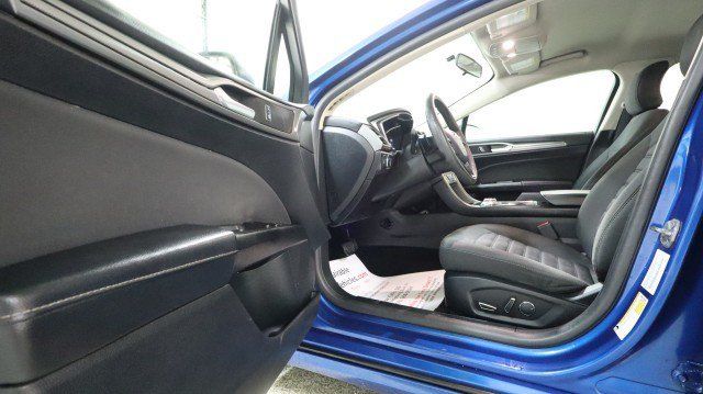 Used 2017 Ford Fusion SE w/ Fusion SE Technology Package FWD image 9