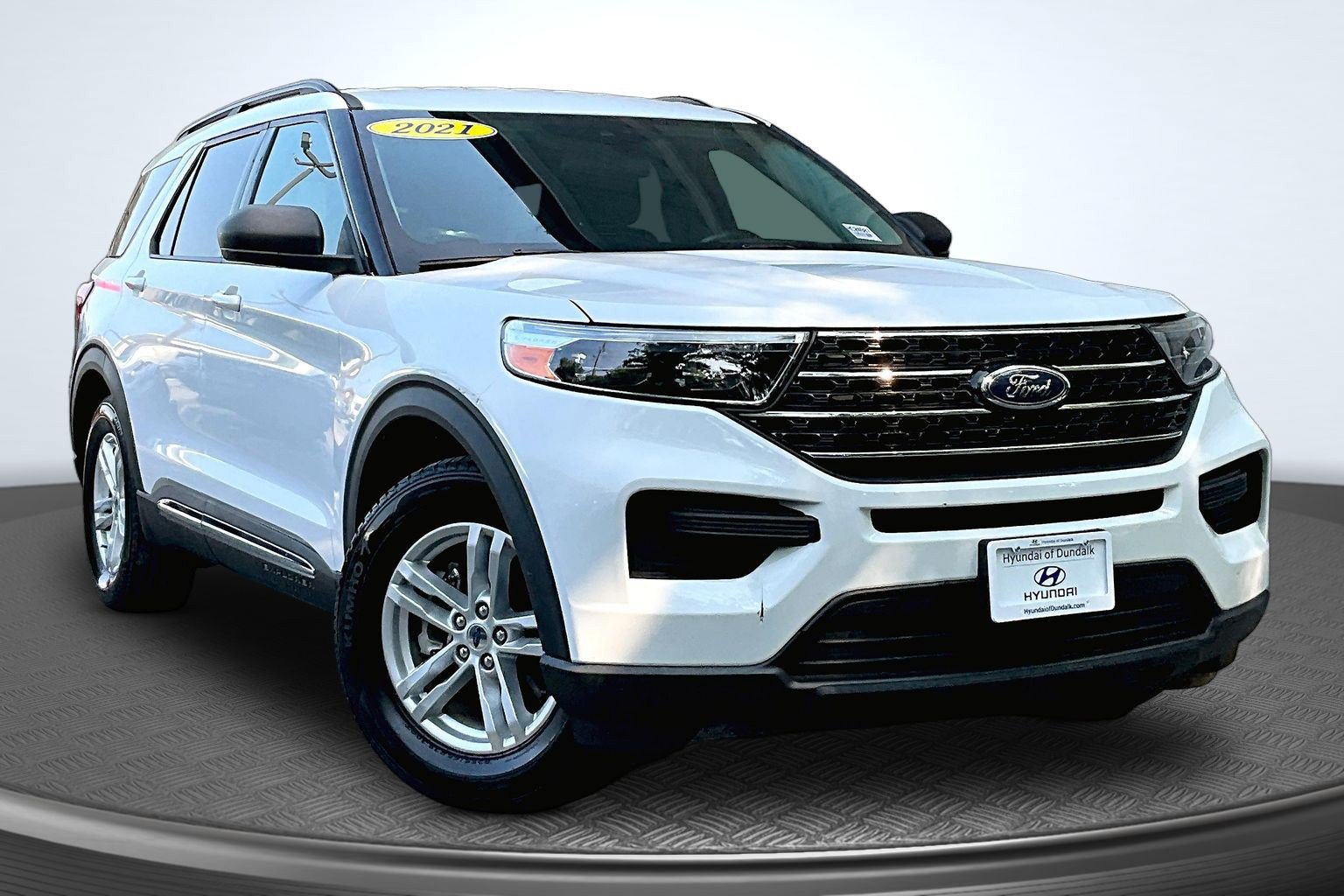 Used 2021 Ford Explorer XLT RWD image 2