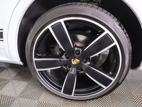 Used 2023 Porsche Cayenne Platinum Edition image 32
