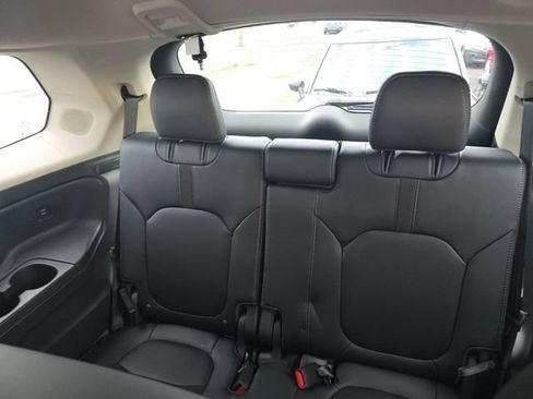 Used 2025 Honda Pilot Touring image 11
