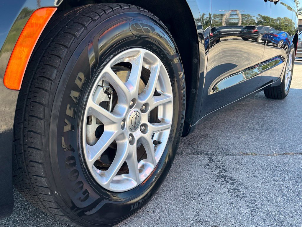 Used 2024 Chrysler Pacifica Touring FWD image 14