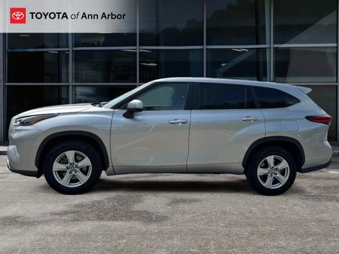 Used 2023 Toyota Highlander LE FWD image 9