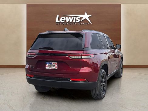 Used 2025 Jeep Grand Cherokee Altitude image 4