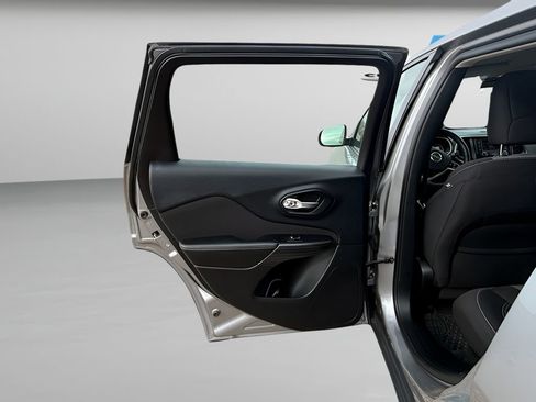 Used 2016 Jeep Cherokee Sport image 28