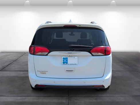 Used 2020 Chrysler Pacifica Touring-L FWD image 6