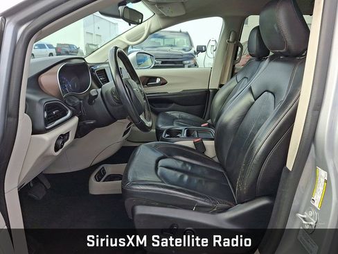 Used 2017 Chrysler Pacifica Touring-L image 17