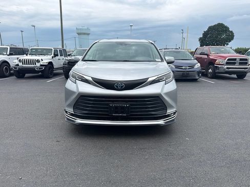 Used 2022 Toyota Sienna XLE w/ XLE Plus Package AWD/4WD image 5