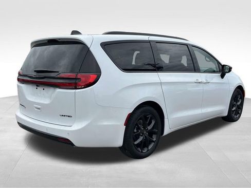 New 2026 Chrysler Pacifica Limited image 7