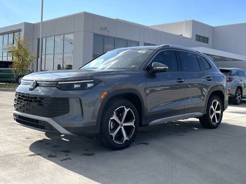 New 2025 Volkswagen Tiguan SE image 2