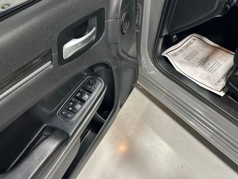Used 2019 Chrysler 300 Touring RWD image 9