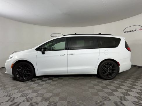 Used 2025 Chrysler Pacifica Limited FWD image 7