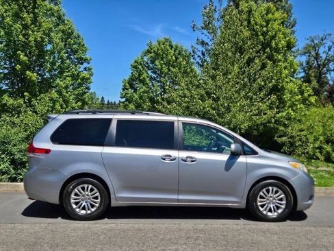 Used 2012 Toyota Sienna XLE w/ Premium Pkg FWD image 8