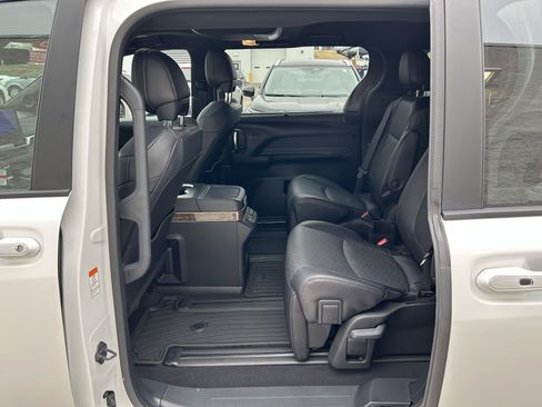 Used 2025 Toyota Sienna Platinum image 18